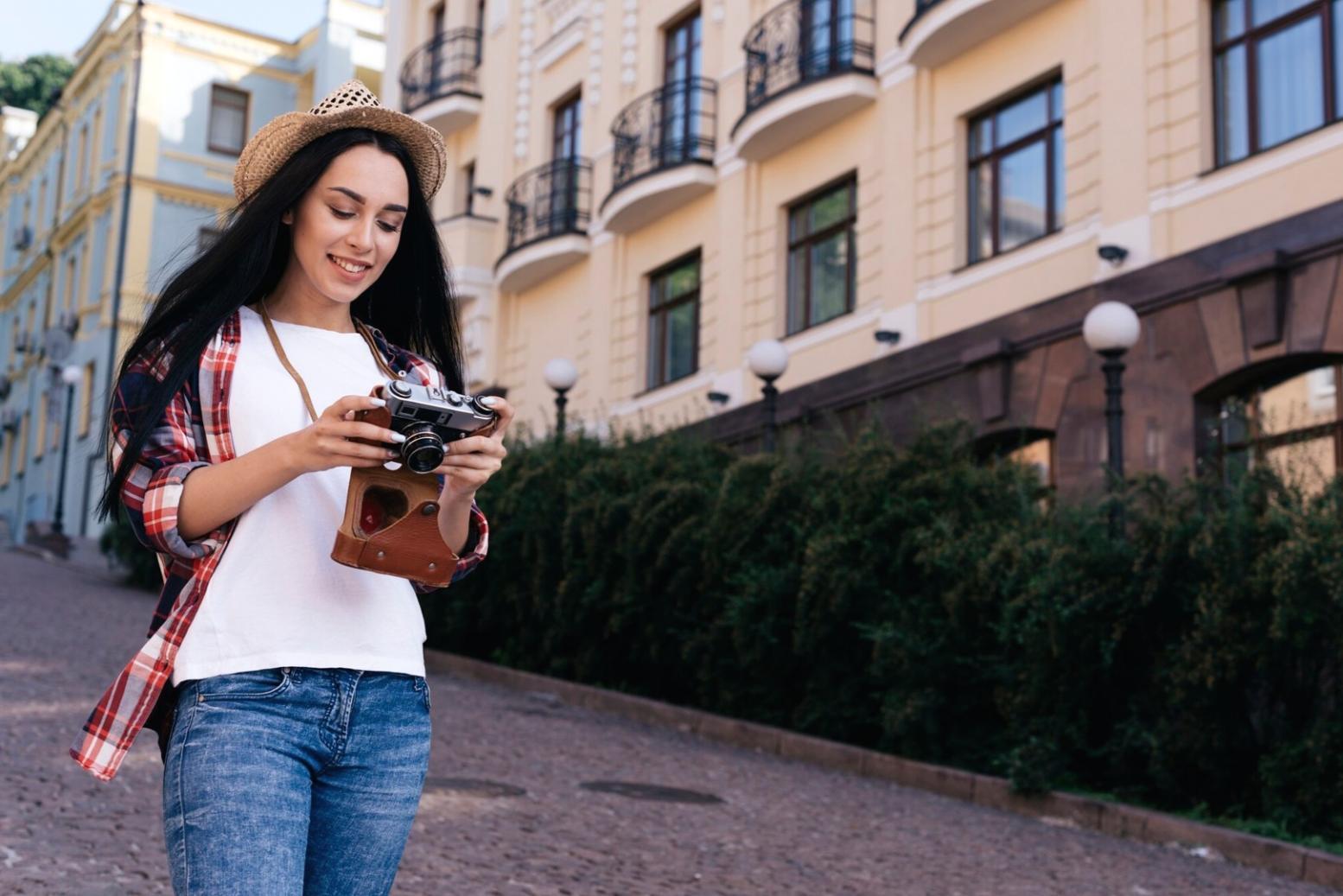 Personne sereine consultant ses finances personnelles