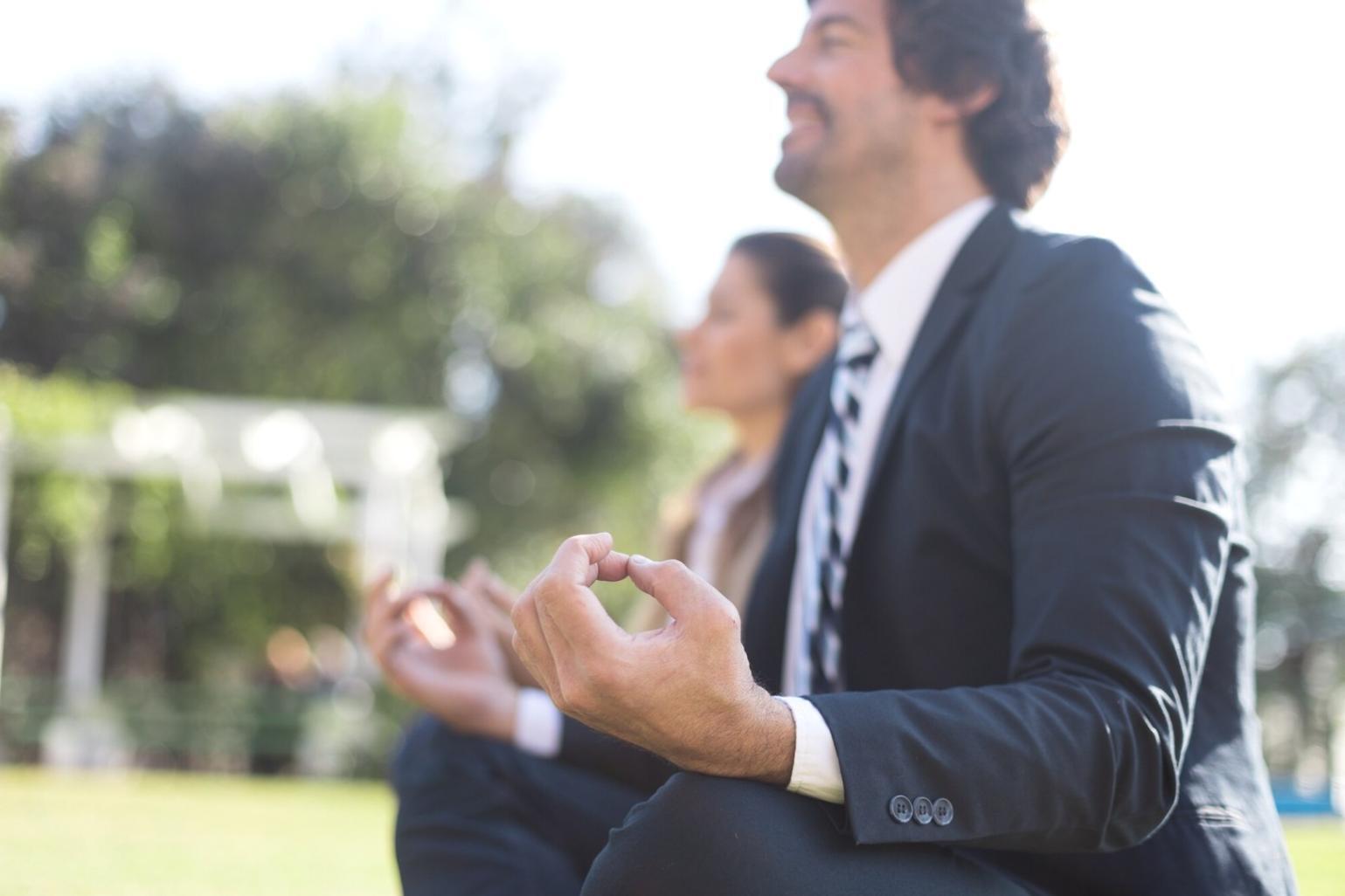 Personne pratiquant des exercices de relaxation financière